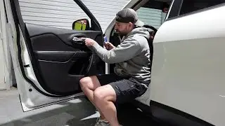 Door Panel Removal: 2014 - 2017 Jeep Cherokee