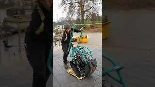 Nach dem Pflastern niemals das abr&uuml;tteln vergessen #baustelle #maurer #handwerk #fun #girl #skills