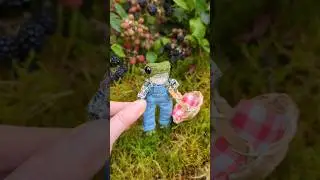 Get ready with Frog for a day of blackberry picking! 🧺💖 #knittedfrog