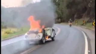 Alterosa em Alerta: Fusca pega fogo no meio da rodovia em Guaxup&eacute;