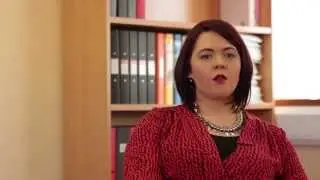 Надин Мур объясняет принципы ухода за больными в психиатрической службе