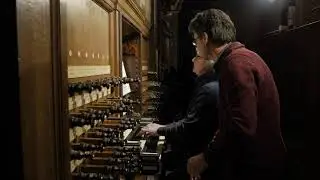 Toon Hagen bespeelt het Schnitgerorgel van de grote of St MIchaelskerk te Zwolle.