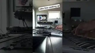 Jake One making a beat from the scratch