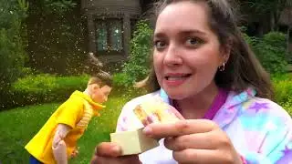 La fête d’anniversaire chez la poupée Barbie avec des sirènes 🥳🧜‍♀️🎉 Jeux avec poupées pour filles