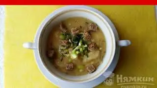 Thick pea soup with crackers and sweet pepper