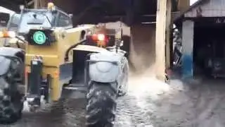 Załadunek trocin  CAT TH330B kudełka.pl