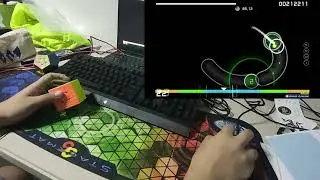 Playing Rubik's Cube in Osu while solving a Rubik's cube