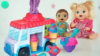 Hacemos helados de KINETIC SAND 🍦Con Sara y Luke BB Juguetes