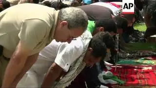 Muslims in Los Angeles showed their support for Palestinians in the Gaza Strip amid the intense conf