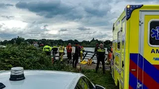 Hulpdiensten rukken massaal uit naar een Voertuig te water in Heinenoord