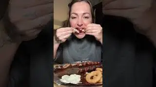 ОГРОМНЫЕ РЕБРЫШКИ БАРБЕКЮ МУКБАНГ! 🦴 Мясо в соусе, луковые кольца и ИНТЕНСИВНОЕ жевание АСМР