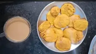आलू की पकौड़े अदरक वाली चाय के साथ 