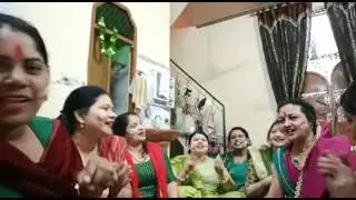 ek s ek bdhke   miliy inse holi Milan krte huye