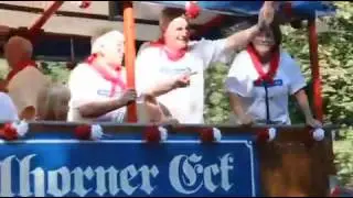 Wagen und Fu&szlig;gruppen ziehen durch Ahlhorn
