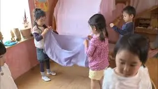 幼稚園部月曜の保育の様子（石臼挽きなど）／東仙台シュタイナー虹のこども園