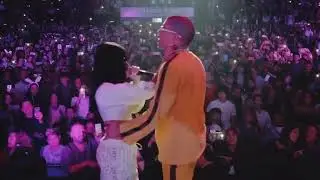 beso de bad bunny y cazzu cantando loca remix en concierto