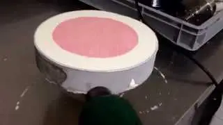 Het uit de vorm halen van een ijstaart.