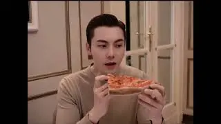 Working in Italy, William Chan had pizza for lunch &said it was delicious陈伟霆在意大利拍杰尼亚zegna大片工作餐是披萨