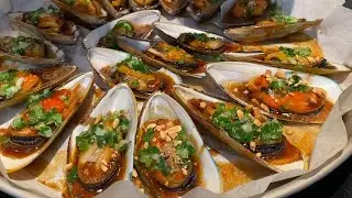 Vietnamese grilled mussels / Muscheln auf vietnamesischer Art / Chem Ch&eacute;p Nướng Mỡ H&agrave;nh