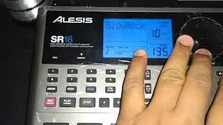 Alesis SR 18 tocando m&oacute;dulo Roland D 110.