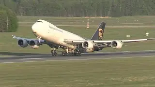 Schönstes Abendlicht am Flughafen Köln mit Boeing 747-8