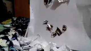 Кубик Тим Тим и скелетон играют в снежки из бумаги