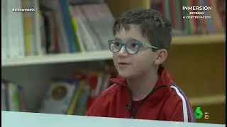 Así explica un niño a Thais Villas cómo es viajar en coche: 