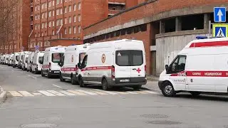 Ambulances queue for hours at St. Petersburg hospital to bring in COVID-19 patients | AFP