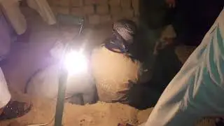 طريقة الدفن (اللحد) في مقبرة البقيع في المدينة المنورة - رحلة العمرة شعبان 1440