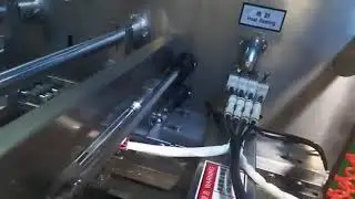 Double bag-given type automatic packing machine for sauce liquid pouch