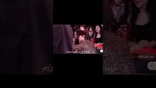 H&agrave;nh động lấy tay che ngực của người đẹp L&yacute; Nhất Đồng khi Đinh Vũ Hề đến gần l&agrave;m choai cũng quan t&acirc;m