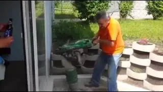 LUSTIG - Mann versucht Bier zu trinken w&auml;hrend er einen R&uuml;ttler bedient XD