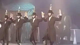 Espectacular Escena de Violinista en el tejado
