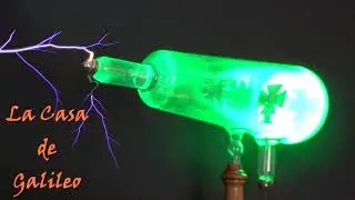Applying over 10 kilovolts to a cathode ray tube // Diez mil voltios en un tubo de rayos cat&oacute;dicos