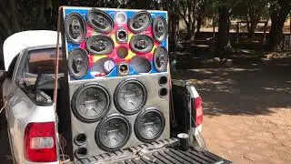 Saveiro com 4 Subs Tocando: Conveni&ecirc;ncia