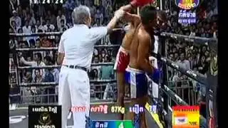 Cambodia Boxing Bettween Meas Sarith and Beuth Rithy, Bayon TV 25 08 2013 Round4