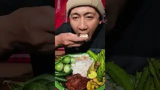 Eating Like a Local in Indonesia 🇮🇩 | Fresh Veggies & Spicy Sambal 🌶️🔥