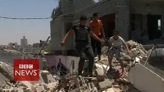Devastation after air strike on Khan Younis, Gaza - BBC News
