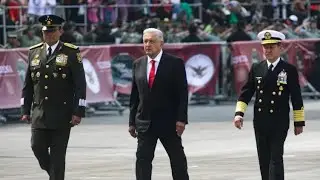 Situaci&oacute;n desapercibida en un desfile c&iacute;vico militar del ex presidente amlo