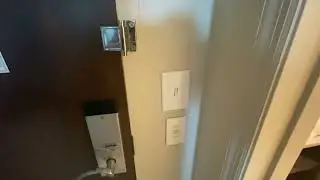 Выключатели в номере отеля Hampton Inn в Форт-Пирсе, штат Флорида.