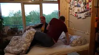 Een bed, bank, kast en bureau in &eacute;&eacute;n