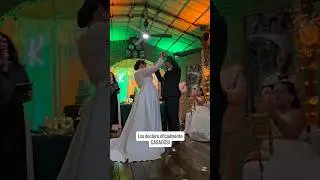 Los declaro oficialmente casados.