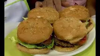 Niños aprenden a preparar mini hamburguesas nutritivas en taller culinario