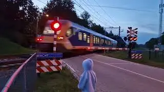 Spoorwegovergang Glimmen (In het donker) // Dutch railroad crossing