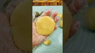 Cantonese style five kernel mooncakes  150g sucrose free invert syrup, 4g water, 50g peanut oil, 215