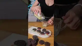Making Oreo cookie reindeer 🦌easy tutorial #shortsmaschallenge #christmasdesserts #oreorecipes