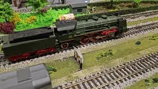 Jouef SNCF BB 16001 und Märklinlok mit Orientexpressmodellen, ebenfalls Jouef.