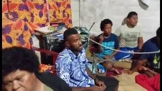 Polotu Komo : Niu gole tu vei kemuni.