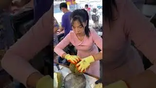 Durian Cutting Queen! Lady Oil Shows Her Pro Skills, Will Blow Your Mind! #shorts #thailand