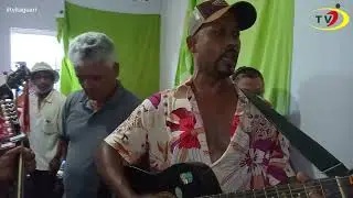 Folia de Reis de Inhumas sendo embaixada por Thiago na visita aos devotos de Santo Reis